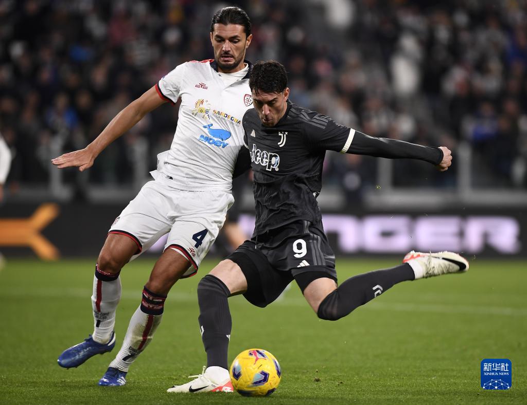 美国演员约翰尼-德普现场观看博卡比赛，并与里克尔梅合影