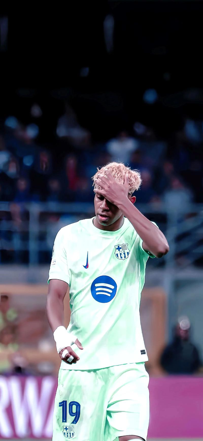 尤文全队和球迷一起出现在登机口，斯帕莱蒂和球迷们友好互动