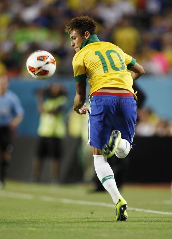 巴黎人报：一极端球迷组织庆祝成立20周年，在埃菲尔铁塔大放焰火